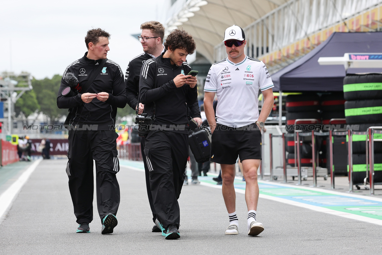 GP BRASILE, Valtteri Bottas (FIN), Mercedes AMG F1
06.11.2025. Formula 1 World Championship, Rd 21, Brazilian Grand Prix, Sao Paulo, Brazil, Preparation Day.
- www.xpbimages.com, EMail: requests@xpbimages.com © Copyright: Charniaux / XPB Images