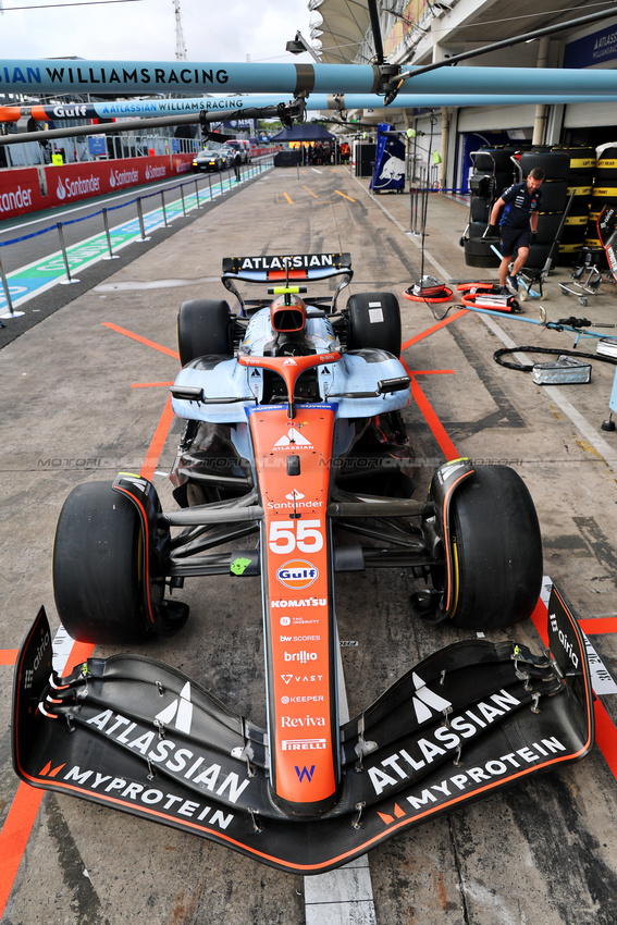 GP BRASILE, Atlassian Williams Racing FW47 - Gulf 'Driven by Words' livery.
06.11.2025. Formula 1 World Championship, Rd 21, Brazilian Grand Prix, Sao Paulo, Brazil, Preparation Day.
- www.xpbimages.com, EMail: requests@xpbimages.com © Copyright: Batchelor / XPB Images