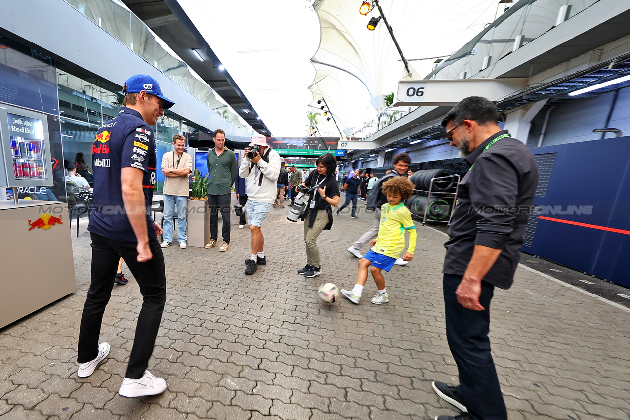 GP BRASILE, Max Verstappen (NLD) Red Bull Racing plays football with a boy in the paddock.
06.11.2025. Formula 1 World Championship, Rd 21, Brazilian Grand Prix, Sao Paulo, Brazil, Preparation Day.
- www.xpbimages.com, EMail: requests@xpbimages.com © Copyright: XPB Images