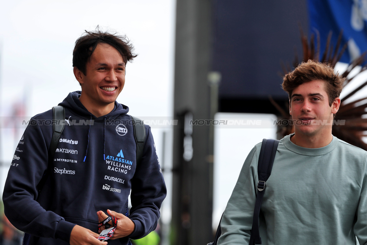 GP BRASILE, (L to R): Alexander Albon (THA) Atlassian Williams Racing with Franco Colapinto (ARG) Alpine F1 Team.
06.11.2025. Formula 1 World Championship, Rd 21, Brazilian Grand Prix, Sao Paulo, Brazil, Preparation Day.
- www.xpbimages.com, EMail: requests@xpbimages.com © Copyright: Rew / XPB Images