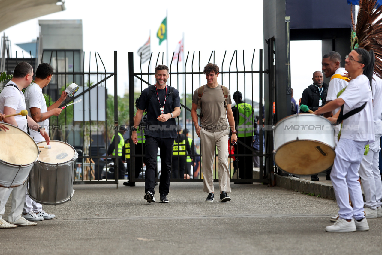GP BRASILE, (L to R): Martin Poole (GBR) Haas F1 Team Personal Trainer with Oliver Bearman (GBR) Haas F1 Team.
06.11.2025. Formula 1 World Championship, Rd 21, Brazilian Grand Prix, Sao Paulo, Brazil, Preparation Day.
- www.xpbimages.com, EMail: requests@xpbimages.com © Copyright: Rew / XPB Images
