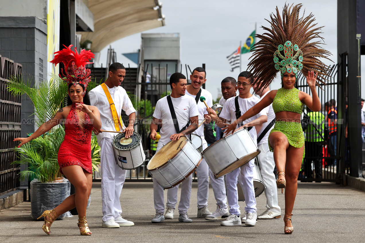 GP BRASILE, Paddock Atmosfera.

06.11.2025. Formula 1 World Championship, Rd 21, Brazilian Grand Prix, Sao Paulo, Brazil, Preparation Day.

 - www.xpbimages.com, EMail: requests@xpbimages.com © Copyright: Rew / XPB Images