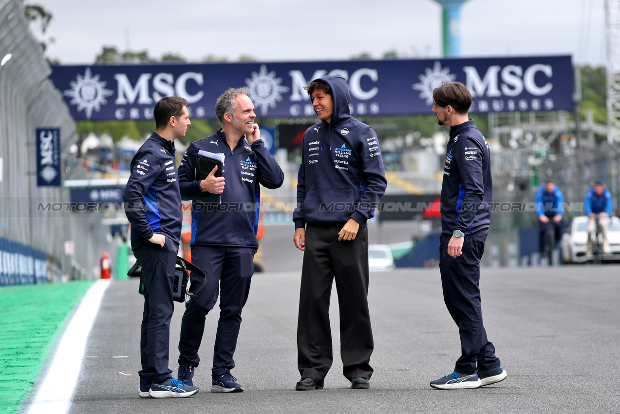 GP BRASILE, Alexander Albon (THA) Atlassian Williams Racing walks the circuit with Russell Paddon (GBR) Atlassian Williams Racing (Right) e James Urwin (GBR) Atlassian Williams Racing Gara Engineer (Second left).
06.11.2025. Formula 1 World Championship, Rd 21, Brazilian Grand Prix, Sao Paulo, Brazil, Preparation Day.
- www.xpbimages.com, EMail: requests@xpbimages.com © Copyright: Batchelor / XPB Images