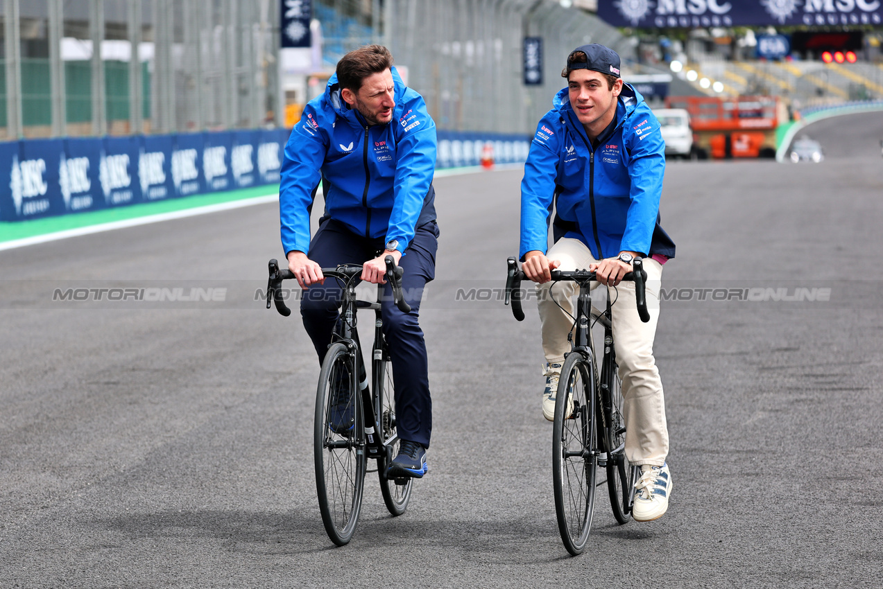GP BRASILE, (L to R): Stuart Barlow (GBR) Alpine F1 Team Performance Engineer rides the circuit with Franco Colapinto (ARG) Alpine F1 Team.

06.11.2025. Formula 1 World Championship, Rd 21, Brazilian Grand Prix, Sao Paulo, Brazil, Preparation Day.

- www.xpbimages.com, EMail: requests@xpbimages.com © Copyright: Batchelor / XPB Images