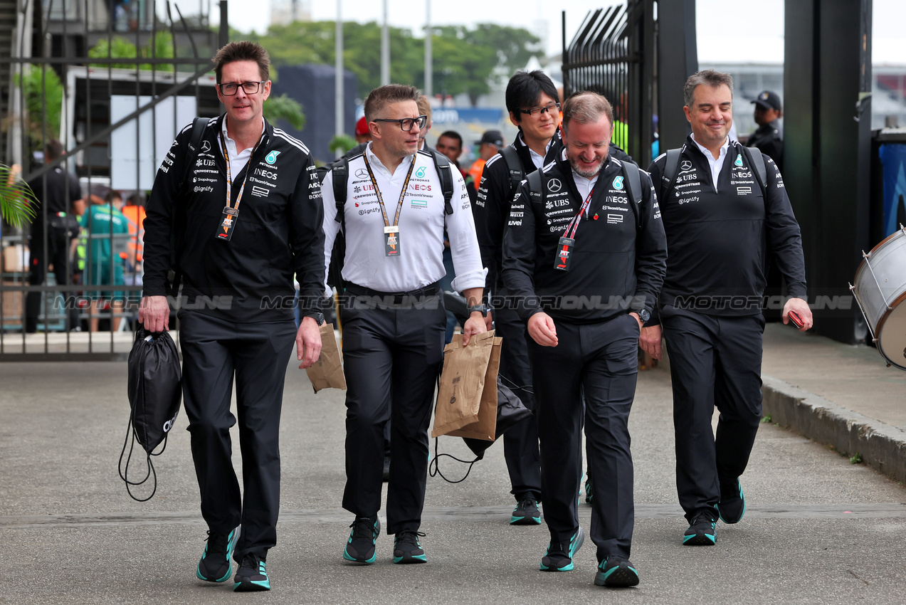 GP BRASILE, (L to R): Andrew Shovlin (GBR) Mercedes AMG F1 Trackside Engineering Director; Peter Bonnington (GBR) Mercedes AMG F1 Gara Engineer; e Bradley Lord (GBR) Mercedes AMG F1 Communications Manager.

06.11.2025. Formula 1 World Championship, Rd 21, Brazilian Grand Prix, Sao Paulo, Brazil, Preparation Day.

 - www.xpbimages.com, EMail: requests@xpbimages.com © Copyright: Rew / XPB Images
