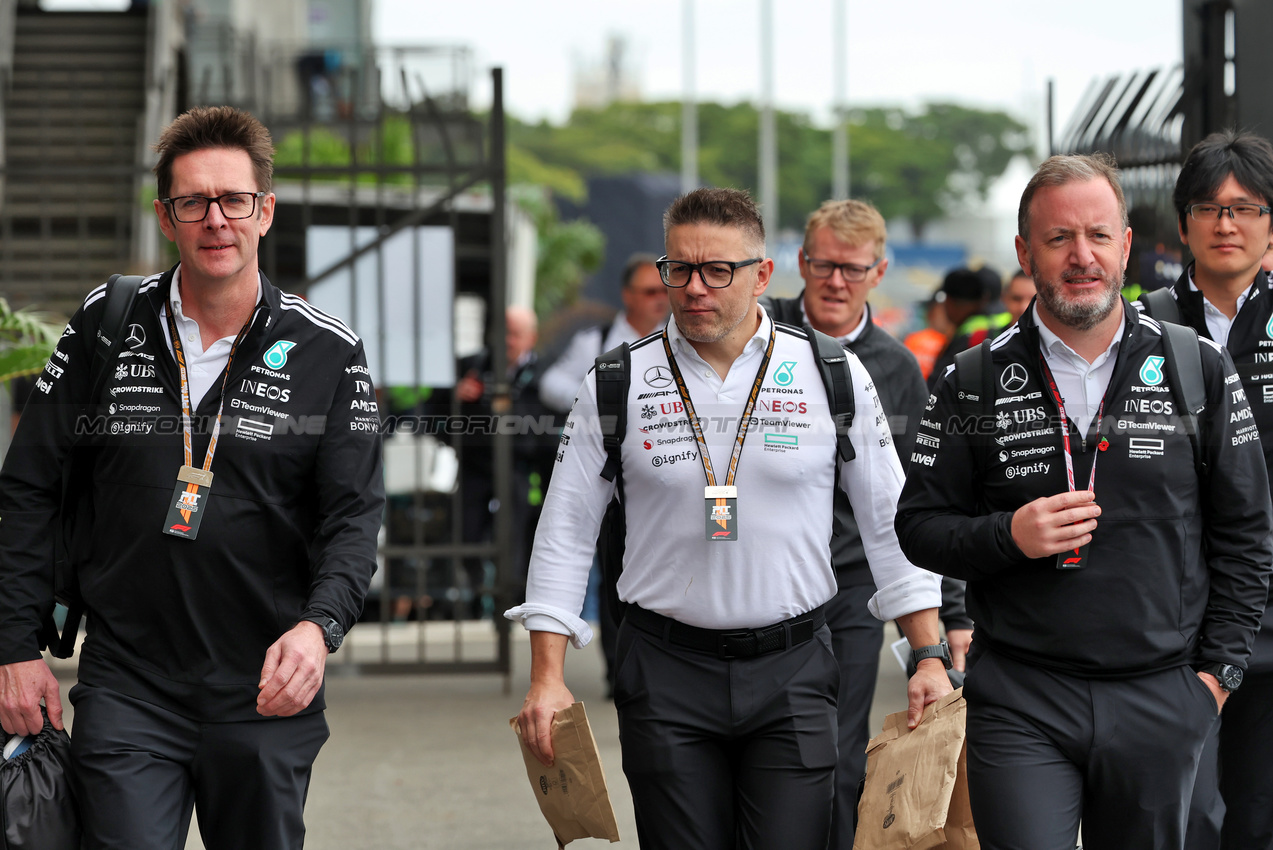 GP BRASILE, (L to R): Andrew Shovlin (GBR) Mercedes AMG F1 Trackside Engineering Director; Peter Bonnington (GBR) Mercedes AMG F1 Gara Engineer; e Bradley Lord (GBR) Mercedes AMG F1 Communications Manager.

06.11.2025. Formula 1 World Championship, Rd 21, Brazilian Grand Prix, Sao Paulo, Brazil, Preparation Day.

 - www.xpbimages.com, EMail: requests@xpbimages.com © Copyright: Rew / XPB Images