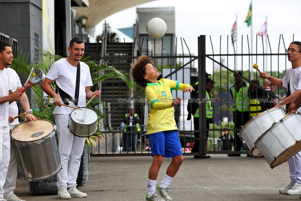 GP BRASILE, Paddock Atmosfera.

06.11.2025. Formula 1 World Championship, Rd 21, Brazilian Grand Prix, Sao Paulo, Brazil, Preparation Day.

 - www.xpbimages.com, EMail: requests@xpbimages.com © Copyright: Rew / XPB Images
