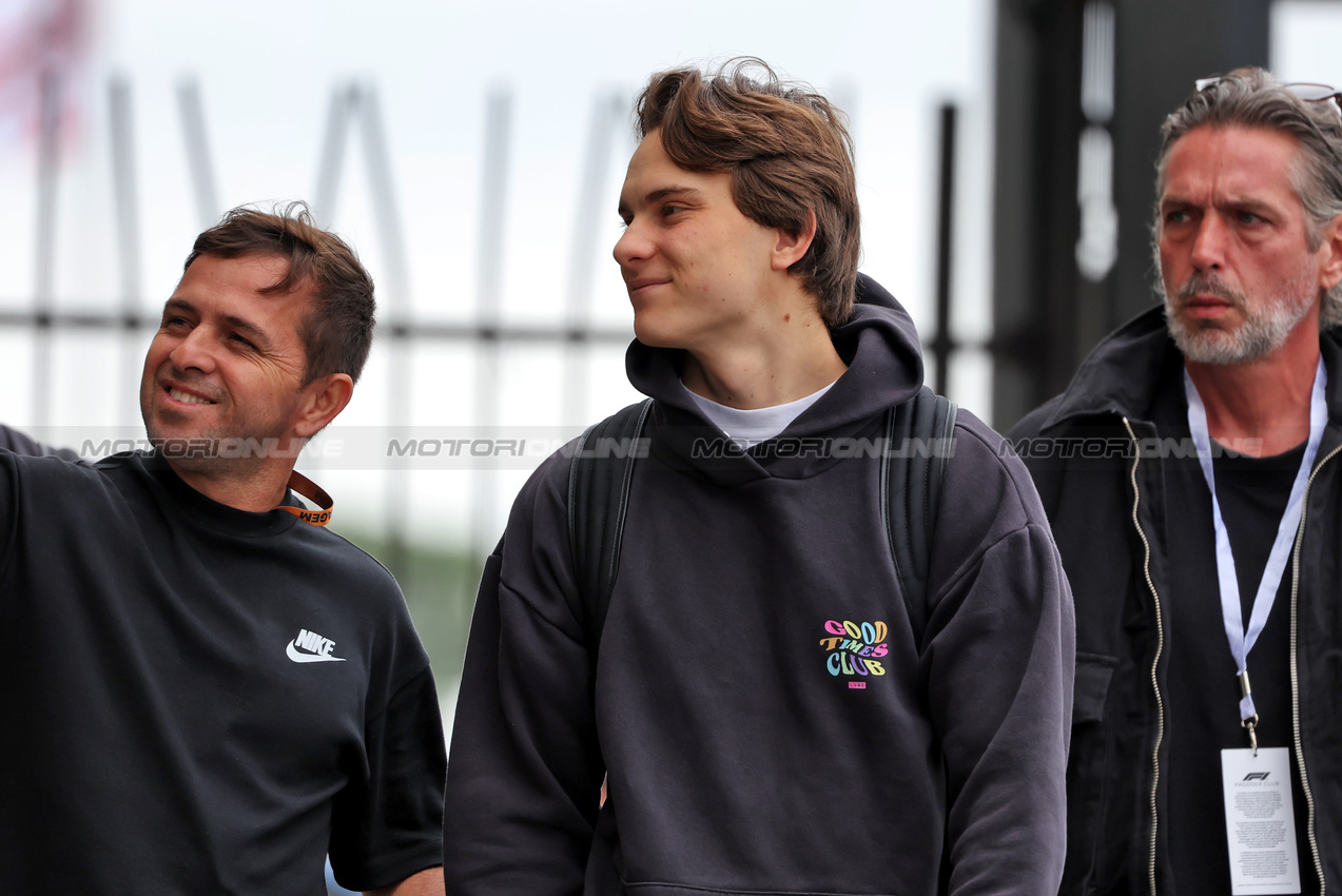 GP BRASILE, Oscar Piastri (AUS) McLaren.

06.11.2025. Formula 1 World Championship, Rd 21, Brazilian Grand Prix, Sao Paulo, Brazil, Preparation Day.

 - www.xpbimages.com, EMail: requests@xpbimages.com © Copyright: Rew / XPB Images