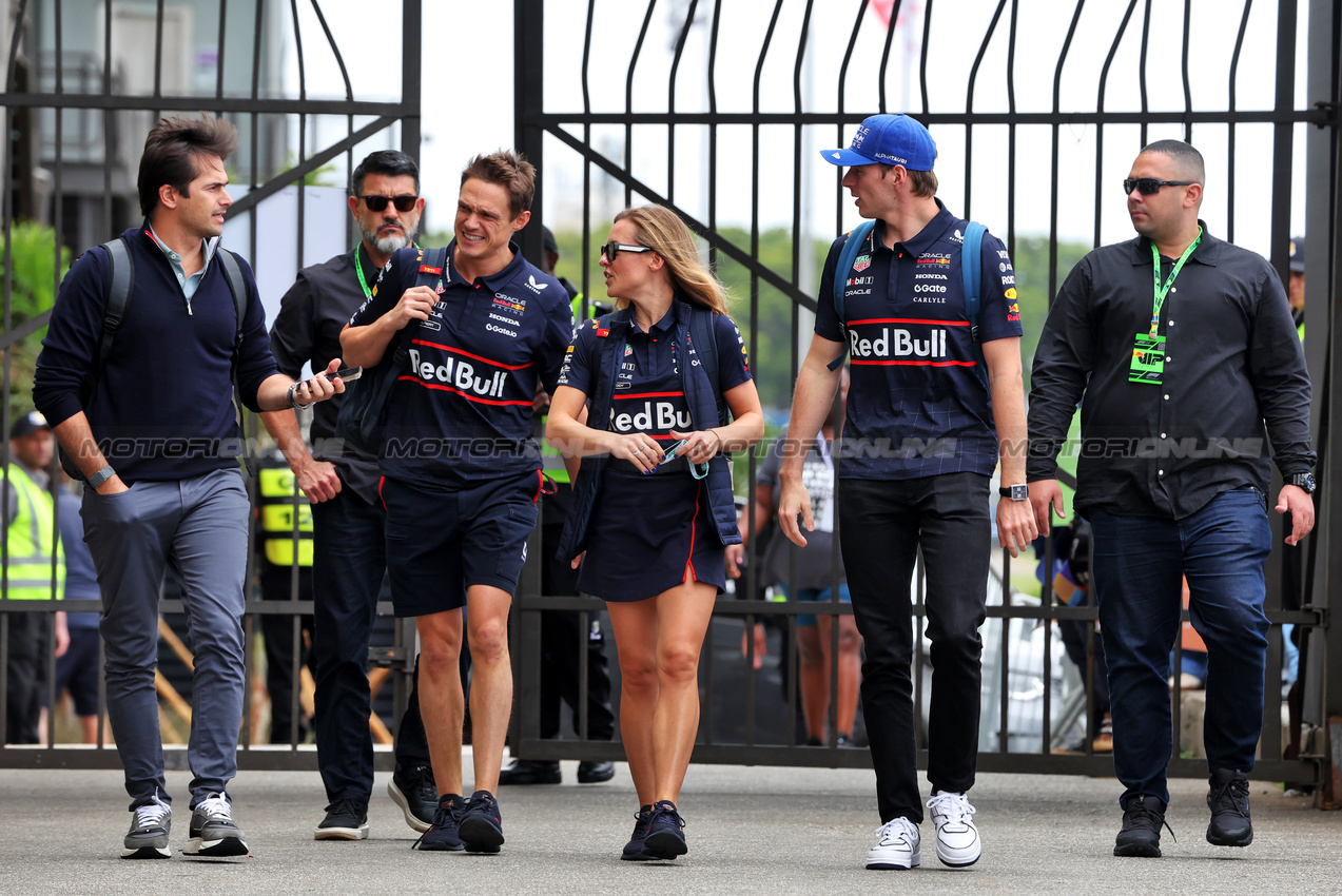 GP BRASILE, Nelson Piquet Jr (BRA) (Left) e Max Verstappen (NLD) Red Bull Racing (Right).

06.11.2025. Formula 1 World Championship, Rd 21, Brazilian Grand Prix, Sao Paulo, Brazil, Preparation Day.

 - www.xpbimages.com, EMail: requests@xpbimages.com © Copyright: Rew / XPB Images