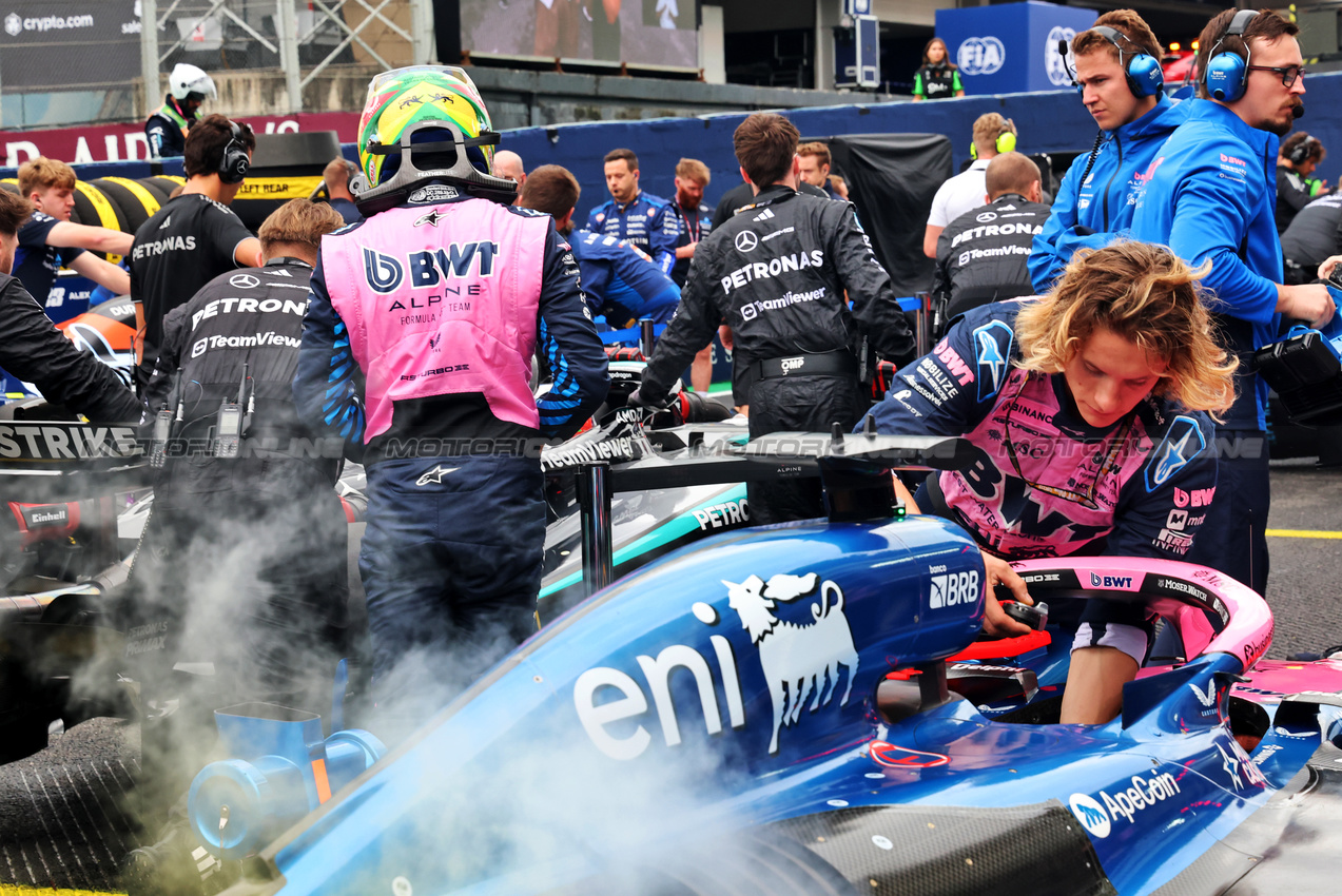 GP BRASILE, Pierre Gasly (FRA) Alpine F1 Team A525 on the grid.

08.11.2025. Formula 1 World Championship, Rd 21, Brazilian Grand Prix, Sao Paulo, Brazil, Sprint e Qualifiche Day.

- www.xpbimages.com, EMail: requests@xpbimages.com © Copyright: Batchelor / XPB Images