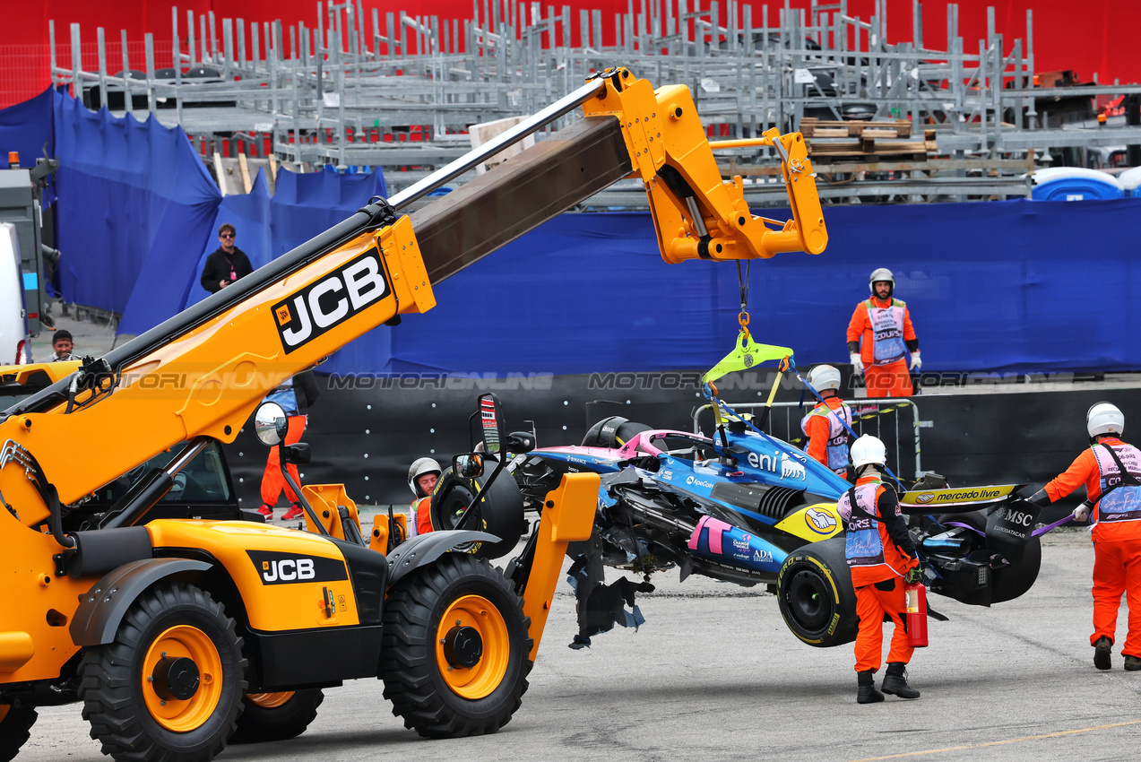 GP BRASILE, The Alpine F1 Team A525 of Franco Colapinto (ARG), who crashed out of the race, is removed from the circuit.

08.11.2025. Formula 1 World Championship, Rd 21, Brazilian Grand Prix, Sao Paulo, Brazil, Sprint e Qualifiche Day.

- www.xpbimages.com, EMail: requests@xpbimages.com © Copyright: Charniaux / XPB Images
