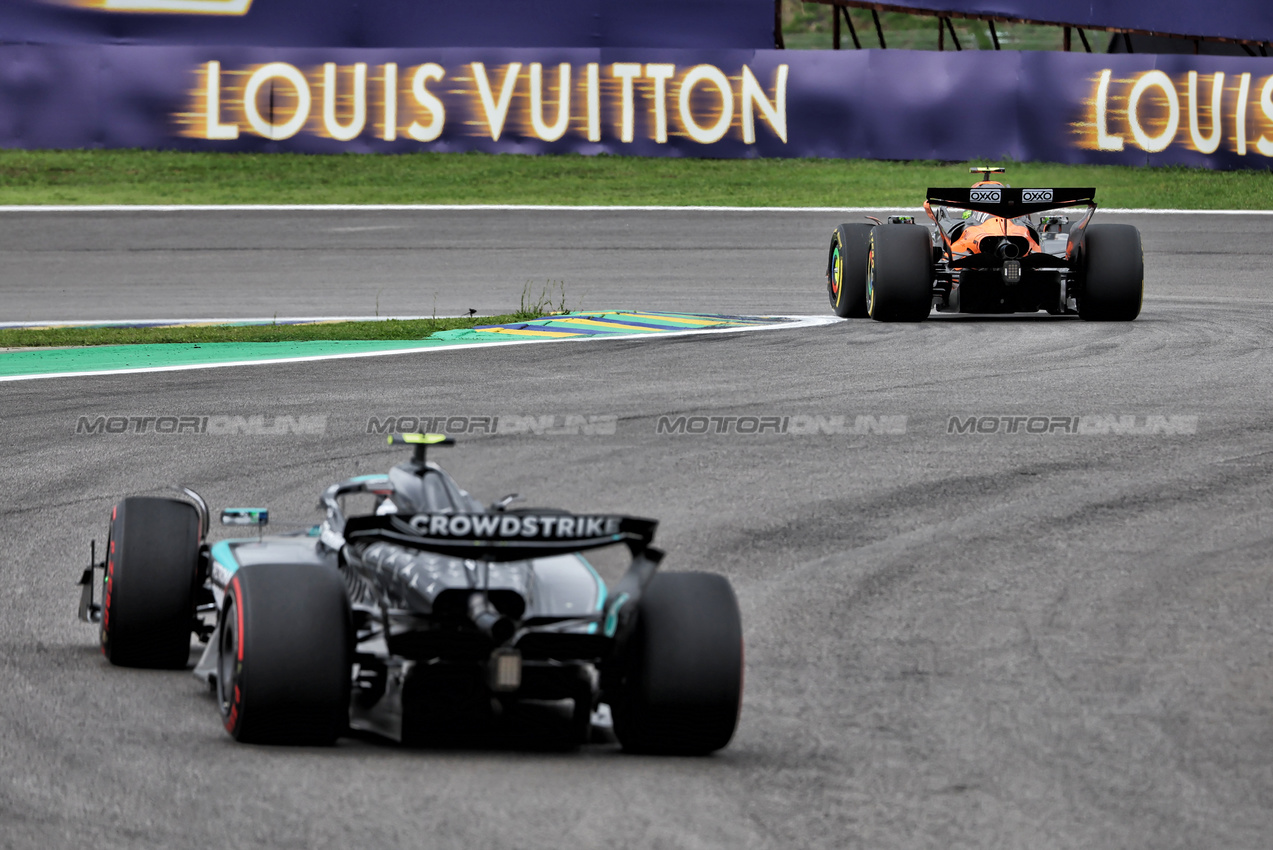GP BRASILE, Lando Norris (GBR) McLaren MCL39 davanti a Andrea Kimi Antonelli (ITA) Mercedes AMG F1 W16.

08.11.2025. Formula 1 World Championship, Rd 21, Brazilian Grand Prix, Sao Paulo, Brazil, Sprint e Qualifiche Day.

 - www.xpbimages.com, EMail: requests@xpbimages.com © Copyright: Rew / XPB Images