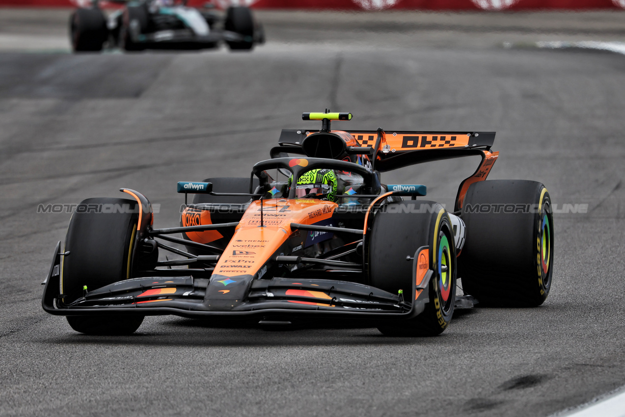 GP BRASILE, Lando Norris (GBR) McLaren MCL39.

08.11.2025. Formula 1 World Championship, Rd 21, Brazilian Grand Prix, Sao Paulo, Brazil, Sprint e Qualifiche Day.

 - www.xpbimages.com, EMail: requests@xpbimages.com © Copyright: Rew / XPB Images
