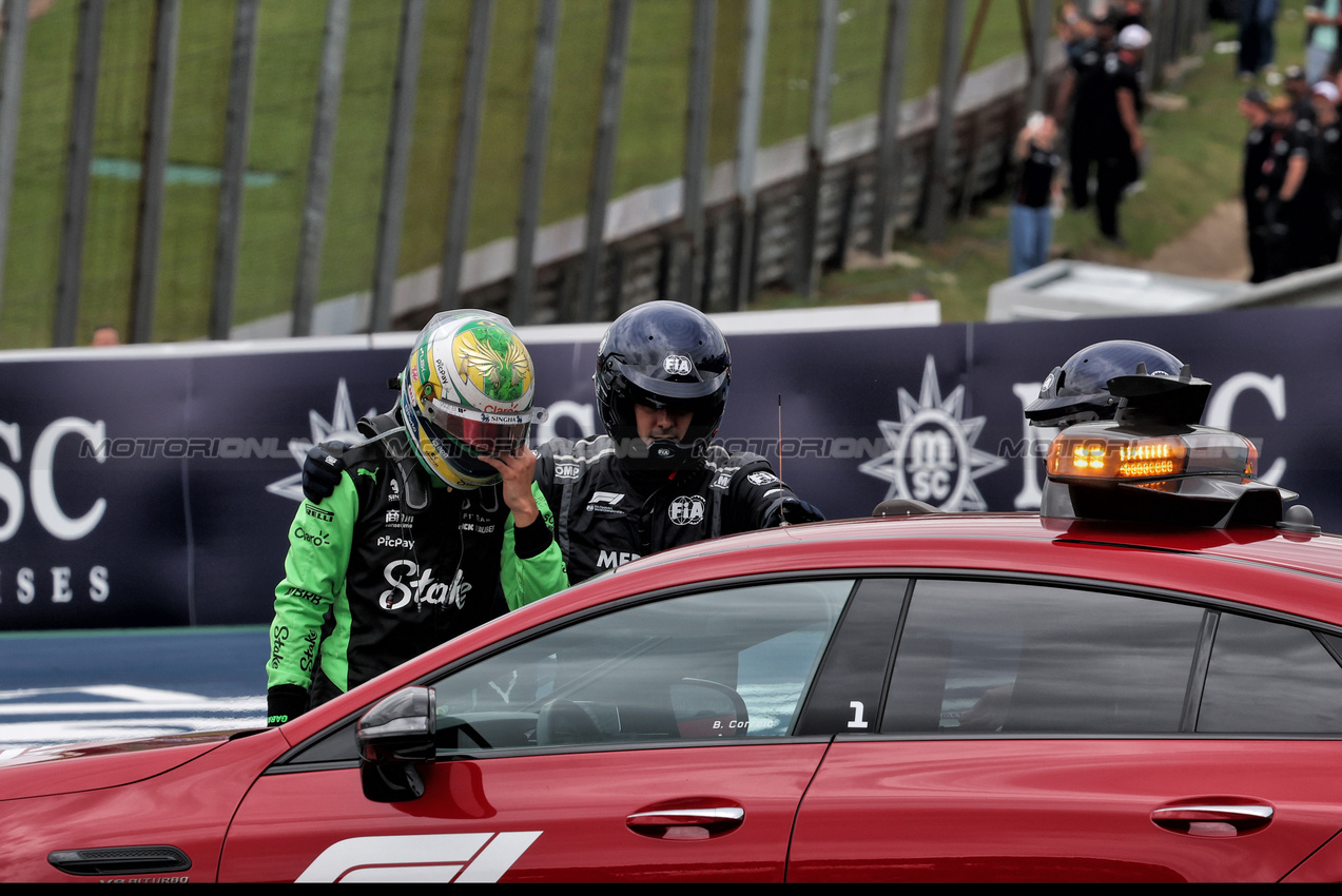 GP BRASILE, Gabriel Bortoleto (BRA) Sauber C45 crashed out of the race.

08.11.2025. Formula 1 World Championship, Rd 21, Brazilian Grand Prix, Sao Paulo, Brazil, Sprint e Qualifiche Day.

- www.xpbimages.com, EMail: requests@xpbimages.com © Copyright: Charniaux / XPB Images