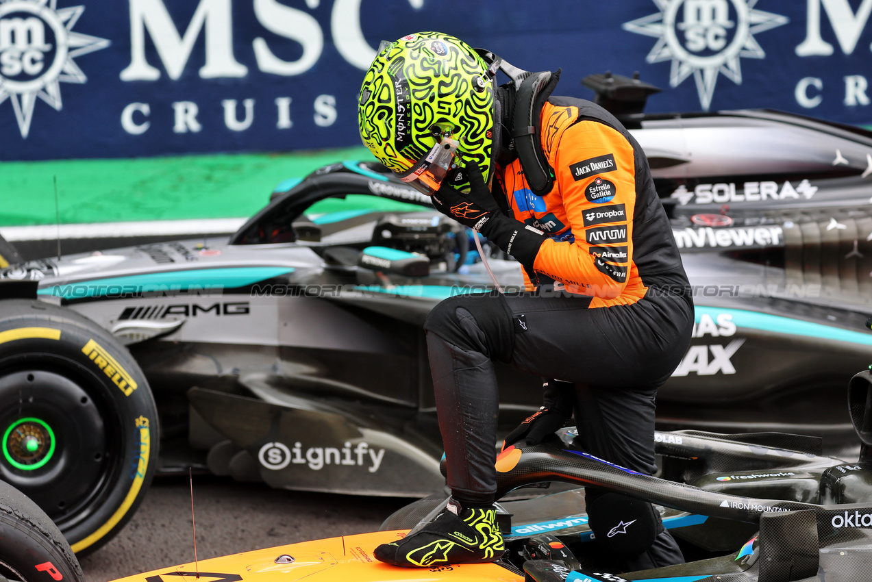 GP BRASILE, Sprint winner Lando Norris (GBR) McLaren MCL39 celebrates in parc ferme.

08.11.2025. Formula 1 World Championship, Rd 21, Brazilian Grand Prix, Sao Paulo, Brazil, Sprint e Qualifiche Day.

- www.xpbimages.com, EMail: requests@xpbimages.com © Copyright: Batchelor / XPB Images