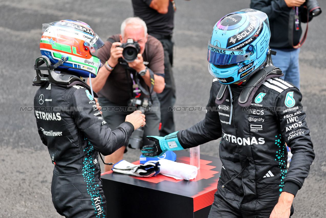GP BRASILE, (L to R): Second placed Andrea Kimi Antonelli (ITA) Mercedes AMG F1 in Sprint parc ferme with third placed team mate George Russell (GBR) Mercedes AMG F1.
08.11.2025. Formula 1 World Championship, Rd 21, Brazilian Grand Prix, Sao Paulo, Brazil, Sprint e Qualifiche Day.
- www.xpbimages.com, EMail: requests@xpbimages.com © Copyright: Batchelor / XPB Images