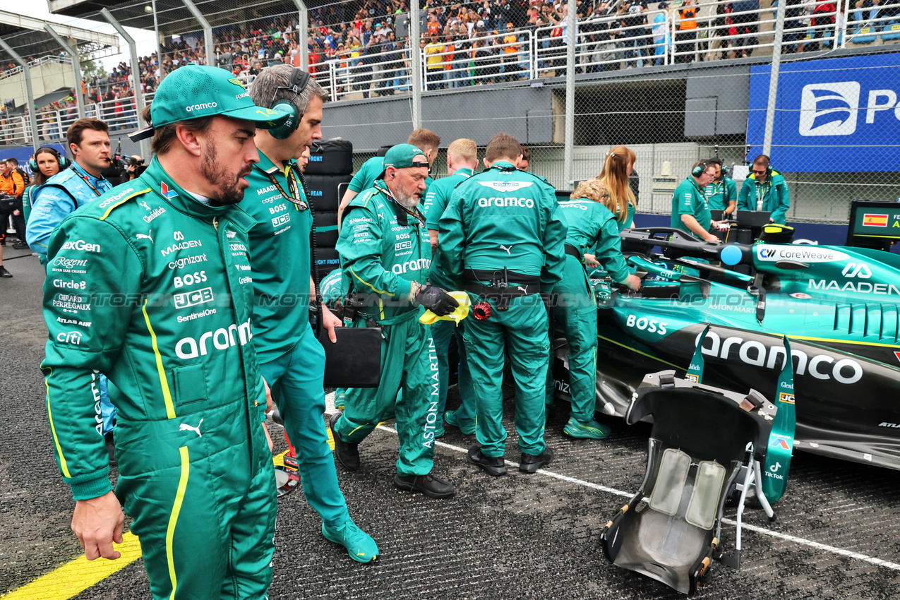 GP BRASILE, Fernando Alonso (ESP) Aston Martin F1 Team AMR25 on the grid.

08.11.2025. Formula 1 World Championship, Rd 21, Brazilian Grand Prix, Sao Paulo, Brazil, Sprint e Qualifiche Day.

- www.xpbimages.com, EMail: requests@xpbimages.com © Copyright: Batchelor / XPB Images