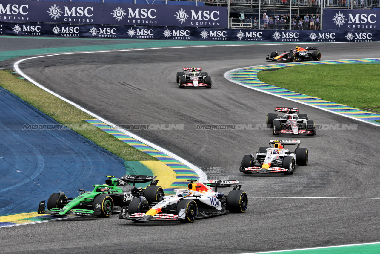 GP BRASILE, Gabriel Bortoleto (BRA) Sauber C45 e Isack Hadjar (FRA) Racing Bulls VCARB 02 battle for position.

08.11.2025. Formula 1 World Championship, Rd 21, Brazilian Grand Prix, Sao Paulo, Brazil, Sprint e Qualifiche Day.

- www.xpbimages.com, EMail: requests@xpbimages.com © Copyright: Batchelor / XPB Images
