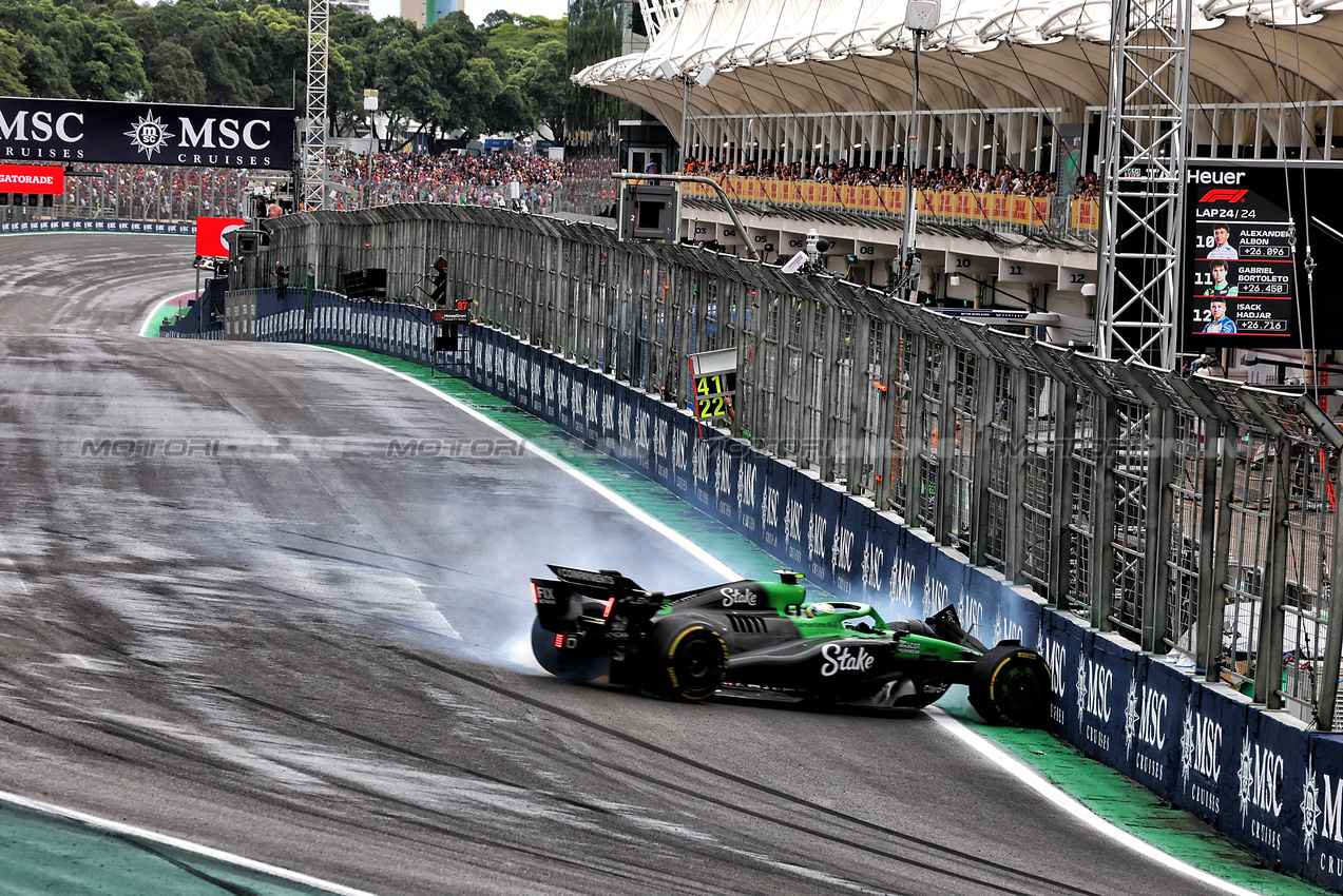 GP BRASILE, Gabriel Bortoleto (BRA) Sauber C45 crashed out of the race.
08.11.2025. Formula 1 World Championship, Rd 21, Brazilian Grand Prix, Sao Paulo, Brazil, Sprint e Qualifiche Day.
- www.xpbimages.com, EMail: requests@xpbimages.com © Copyright: Charniaux / XPB Images