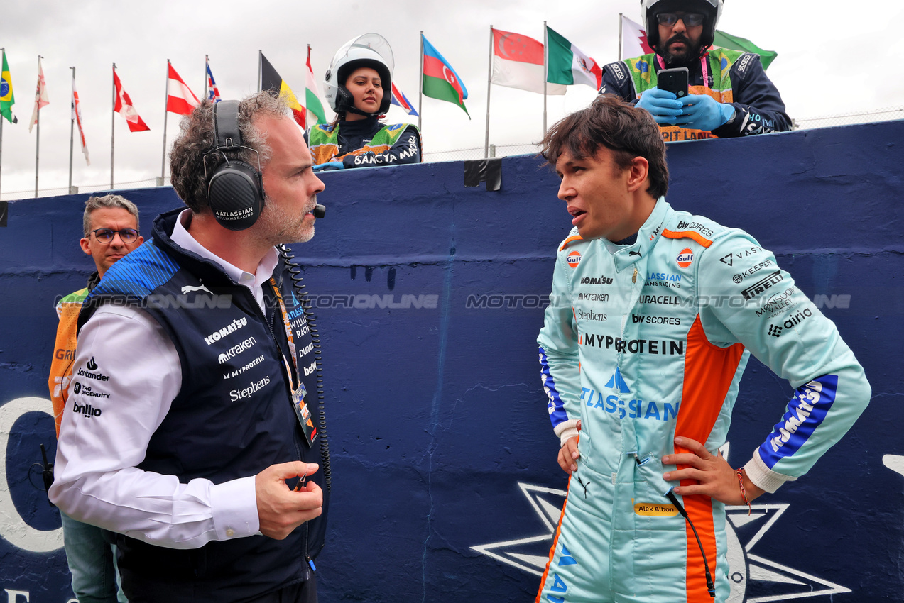 GP BRASILE, (L to R): James Urwin (GBR) Atlassian Williams Racing Gara Engineer with Alexander Albon (THA) Atlassian Williams Racing on the grid.

08.11.2025. Formula 1 World Championship, Rd 21, Brazilian Grand Prix, Sao Paulo, Brazil, Sprint e Qualifiche Day.

- www.xpbimages.com, EMail: requests@xpbimages.com © Copyright: Batchelor / XPB Images
