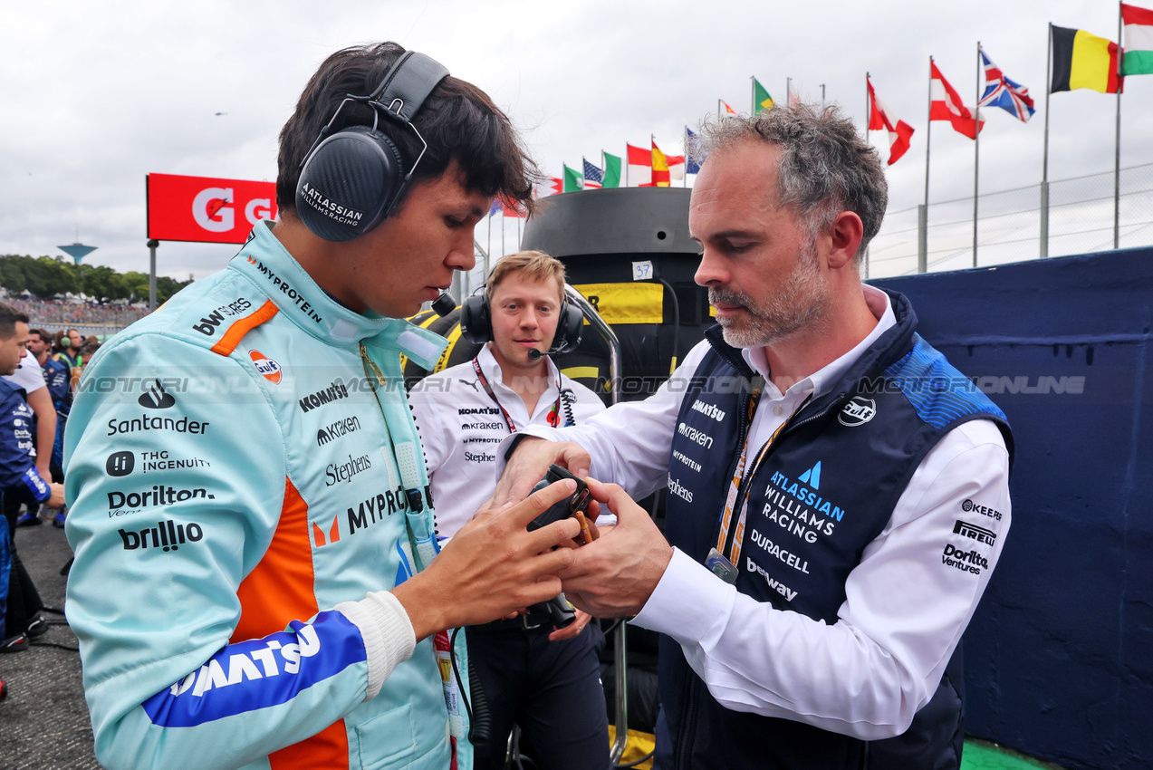 GP BRASILE, (L to R): Alexander Albon (THA) Atlassian Williams Racing with James Urwin (GBR) Atlassian Williams Racing Gara Engineer on the grid.

08.11.2025. Formula 1 World Championship, Rd 21, Brazilian Grand Prix, Sao Paulo, Brazil, Sprint e Qualifiche Day.

- www.xpbimages.com, EMail: requests@xpbimages.com © Copyright: Batchelor / XPB Images