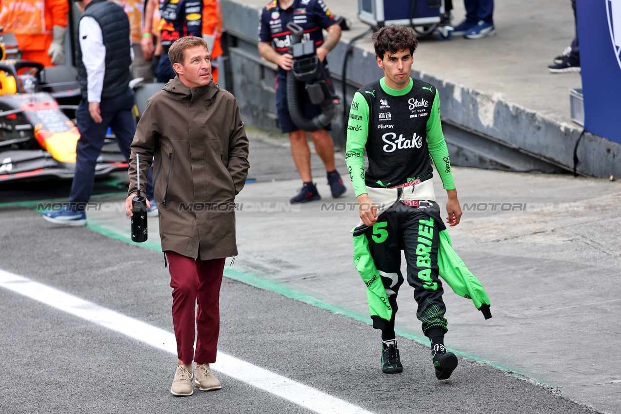 GP BRASILE, Gabriel Bortoleto (BRA) Sauber in the pit lane after he crashed out of the Sprint race.
08.11.2025. Formula 1 World Championship, Rd 21, Brazilian Grand Prix, Sao Paulo, Brazil, Sprint e Qualifiche Day.
- www.xpbimages.com, EMail: requests@xpbimages.com © Copyright: Batchelor / XPB Images