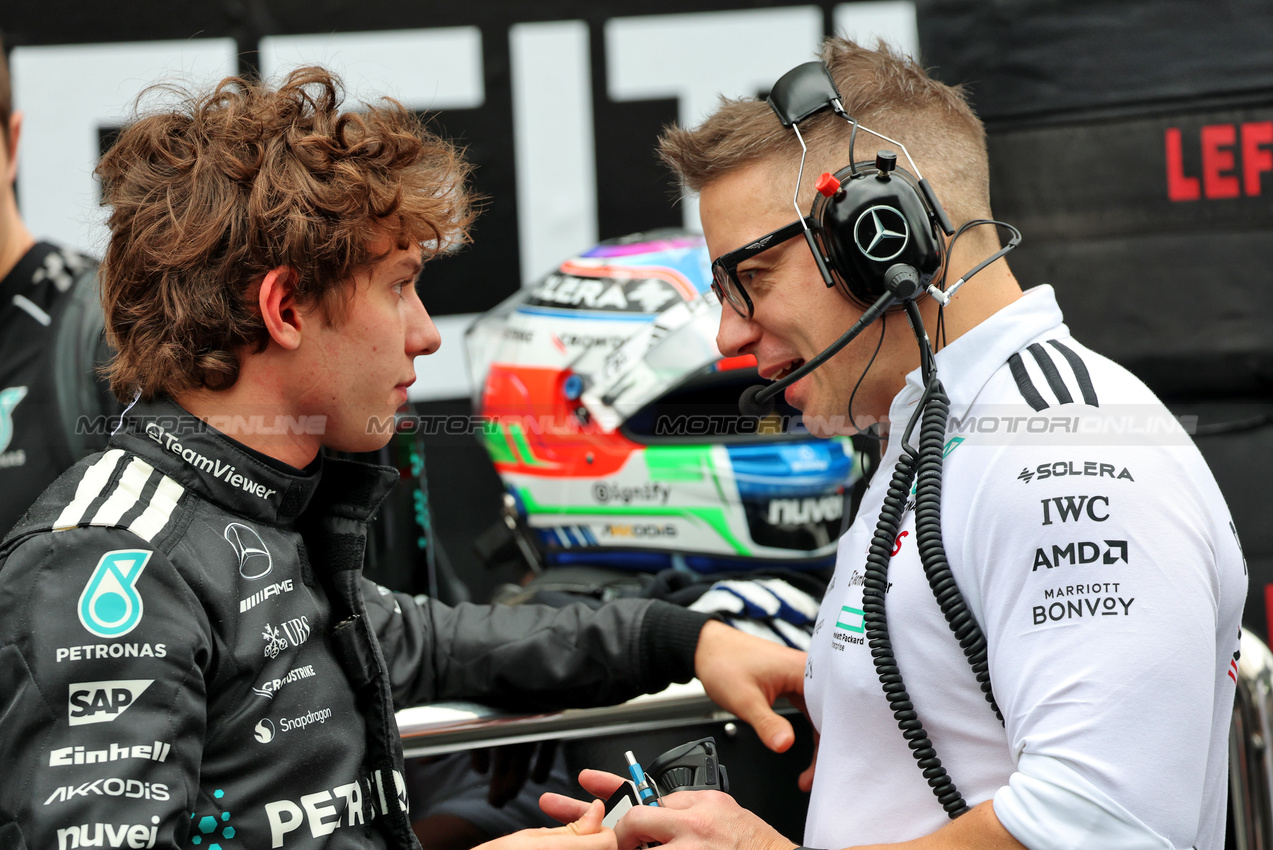 GP BRASILE, (L to R): Andrea Kimi Antonelli (ITA) Mercedes AMG F1 with Peter Bonnington (GBR) Mercedes AMG F1 Gara Engineer on the grid.

08.11.2025. Formula 1 World Championship, Rd 21, Brazilian Grand Prix, Sao Paulo, Brazil, Sprint e Qualifiche Day.

- www.xpbimages.com, EMail: requests@xpbimages.com © Copyright: Batchelor / XPB Images