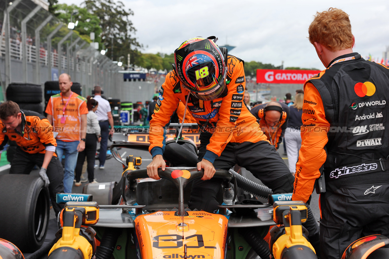 GP BRASILE, Oscar Piastri (AUS) McLaren MCL39 on the grid.

08.11.2025. Formula 1 World Championship, Rd 21, Brazilian Grand Prix, Sao Paulo, Brazil, Sprint e Qualifiche Day.

 - www.xpbimages.com, EMail: requests@xpbimages.com © Copyright: Rew / XPB Images