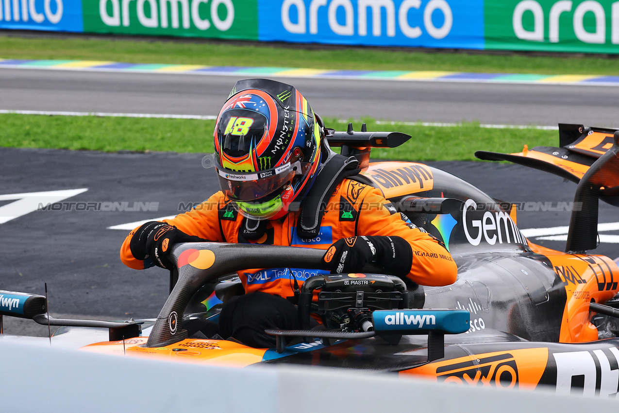 GP BRASILE, Oscar Piastri (AUS) McLaren MCL39 crashed out of the race.

08.11.2025. Formula 1 World Championship, Rd 21, Brazilian Grand Prix, Sao Paulo, Brazil, Sprint e Qualifiche Day.

- www.xpbimages.com, EMail: requests@xpbimages.com © Copyright: XPB Images