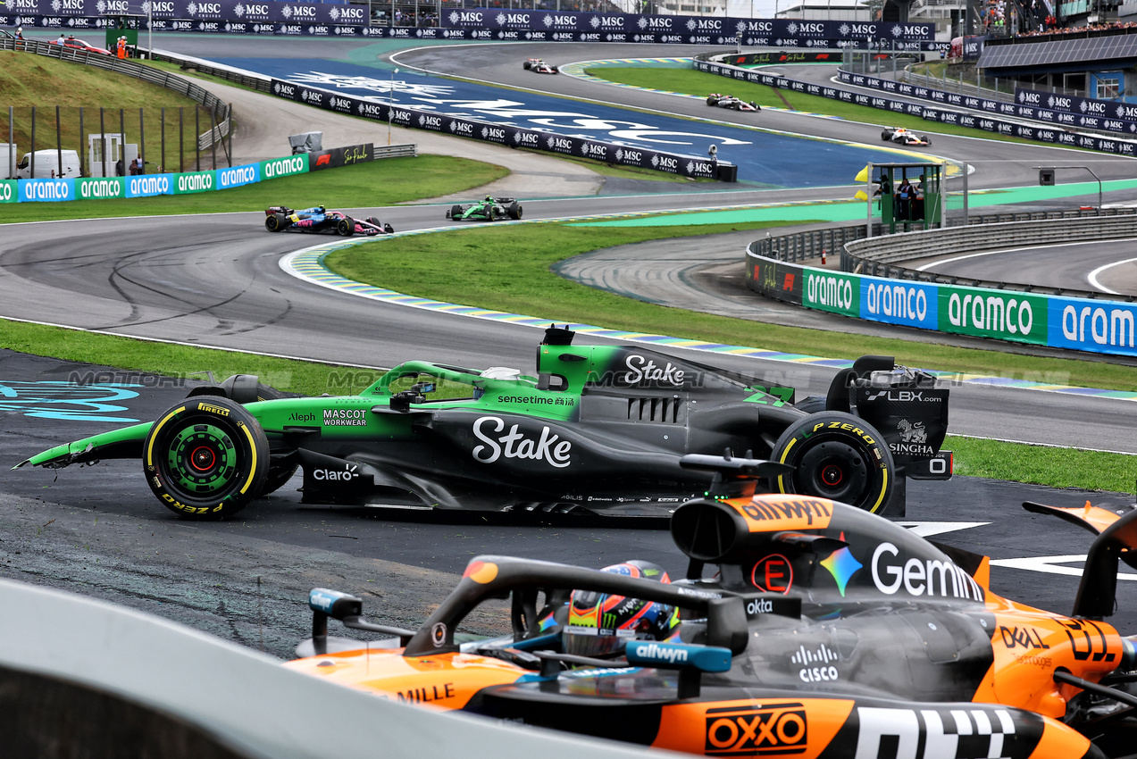 GP BRASILE, Oscar Piastri (AUS) McLaren MCL39 e Nico Hulkenberg (GER) Sauber C45 crashed as Franco Colapinto (ARG) Alpine F1 Team A525 begins to crash in the background.

08.11.2025. Formula 1 World Championship, Rd 21, Brazilian Grand Prix, Sao Paulo, Brazil, Sprint e Qualifiche Day.

- www.xpbimages.com, EMail: requests@xpbimages.com © Copyright: XPB Images