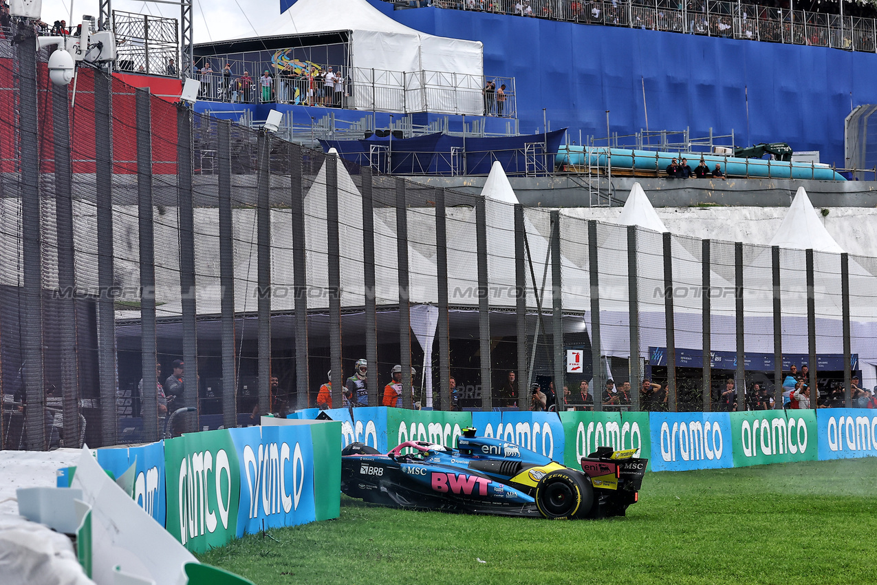 GP BRASILE, Franco Colapinto (ARG) Alpine F1 Team A525 crashed out of the race.

08.11.2025. Formula 1 World Championship, Rd 21, Brazilian Grand Prix, Sao Paulo, Brazil, Sprint e Qualifiche Day.

- www.xpbimages.com, EMail: requests@xpbimages.com © Copyright: XPB Images
