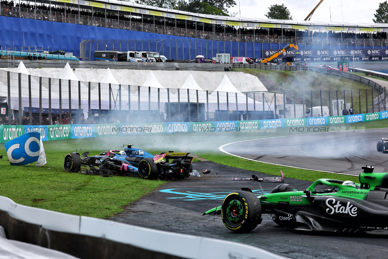 GP BRASILE, Franco Colapinto (ARG) Alpine F1 Team A525 crashed out of the race as Nico Hulkenberg (GER) Sauber C45 recovers back onto the circuit.

08.11.2025. Formula 1 World Championship, Rd 21, Brazilian Grand Prix, Sao Paulo, Brazil, Sprint e Qualifiche Day.

- www.xpbimages.com, EMail: requests@xpbimages.com © Copyright: XPB Images