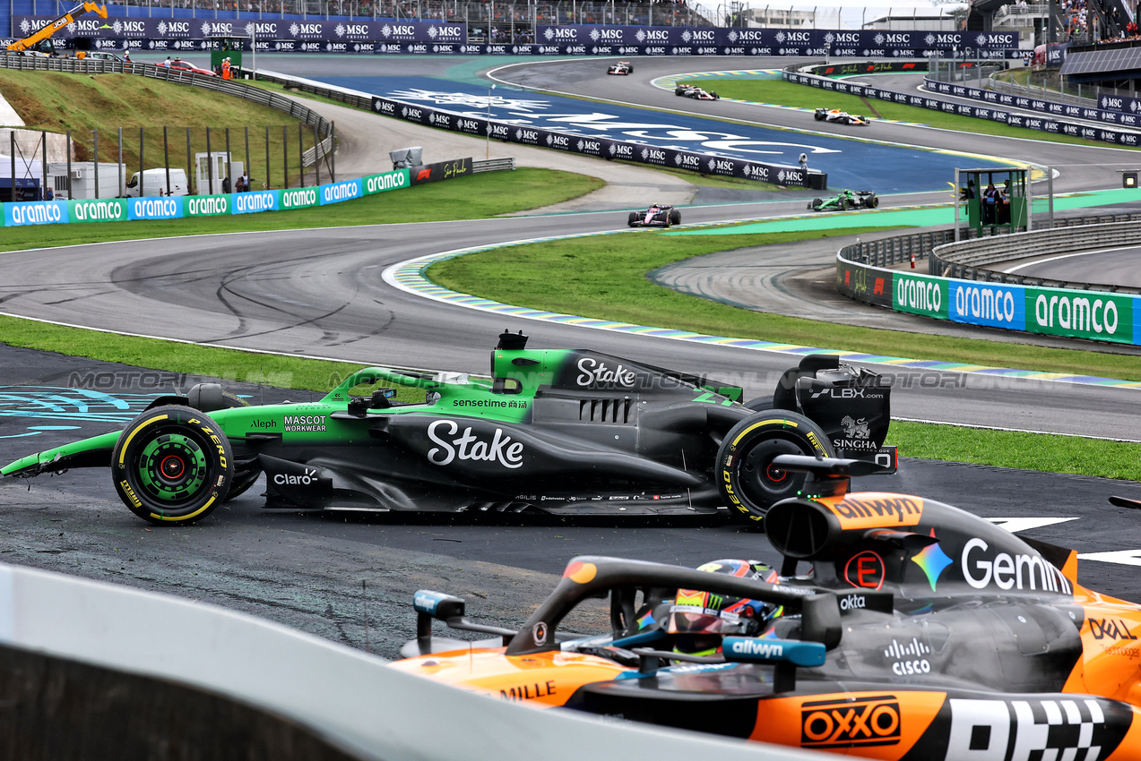 GP BRASILE, Oscar Piastri (AUS) McLaren MCL39 e Nico Hulkenberg (GER) Sauber C45 crashed as Franco Colapinto (ARG) Alpine F1 Team A525 begins to crash in the background.

08.11.2025. Formula 1 World Championship, Rd 21, Brazilian Grand Prix, Sao Paulo, Brazil, Sprint e Qualifiche Day.

- www.xpbimages.com, EMail: requests@xpbimages.com © Copyright: XPB Images