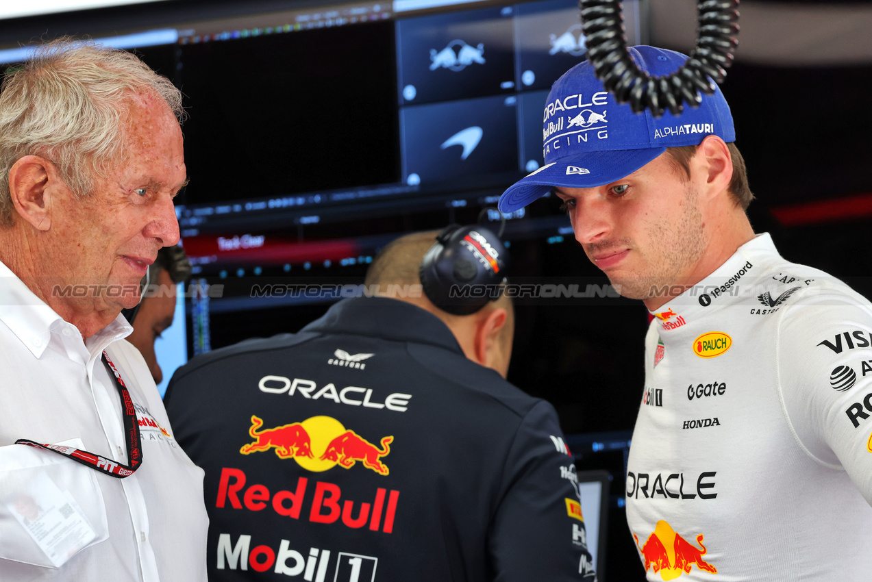 GP BRASILE, (L to R): Dr Helmut Marko (AUT) Red Bull Motorsport Consultant with Max Verstappen (NLD) Red Bull Racing.

08.11.2025. Formula 1 World Championship, Rd 21, Brazilian Grand Prix, Sao Paulo, Brazil, Sprint e Qualifiche Day.

- www.xpbimages.com, EMail: requests@xpbimages.com © Copyright: Batchelor / XPB Images