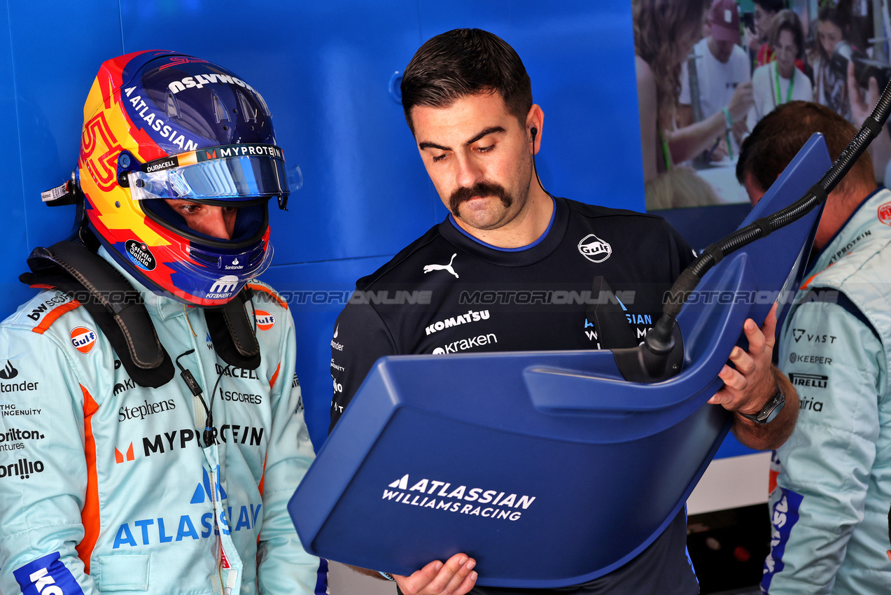 GP BRASILE, (L to R): Carlos Sainz (ESP) Atlassian Williams Racing with Pierluigi (Gigi) Della Bona (ITA) Atlassian Williams Racing Performance Coach.

08.11.2025. Formula 1 World Championship, Rd 21, Brazilian Grand Prix, Sao Paulo, Brazil, Sprint e Qualifiche Day.

- www.xpbimages.com, EMail: requests@xpbimages.com © Copyright: Batchelor / XPB Images