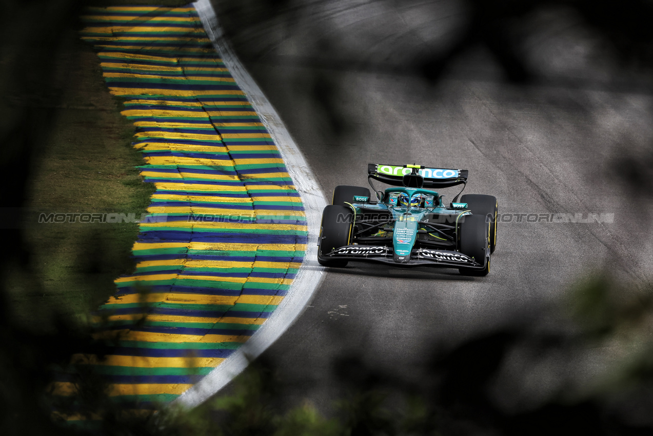 GP BRASILE, Fernando Alonso (ESP) Aston Martin F1 Team AMR25.

08.11.2025. Formula 1 World Championship, Rd 21, Brazilian Grand Prix, Sao Paulo, Brazil, Sprint e Qualifiche Day.

 - www.xpbimages.com, EMail: requests@xpbimages.com © Copyright: Rew / XPB Images