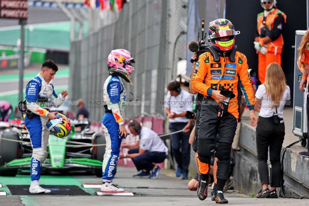 GP BRASILE, Oscar Piastri (AUS) McLaren in qualifying parc ferme.

08.11.2025. Formula 1 World Championship, Rd 21, Brazilian Grand Prix, Sao Paulo, Brazil, Sprint e Qualifiche Day.

- www.xpbimages.com, EMail: requests@xpbimages.com © Copyright: Batchelor / XPB Images