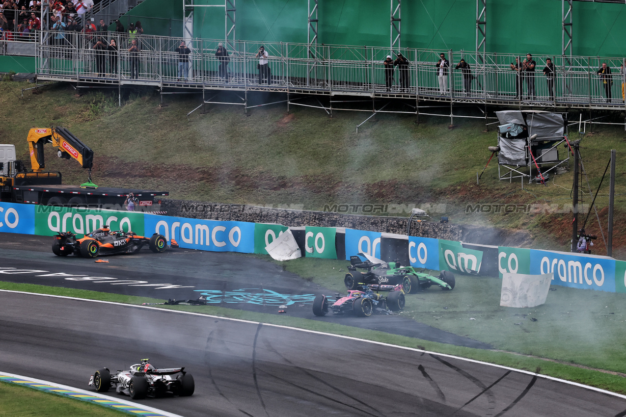 GP BRASILE, Oscar Piastri (AUS) McLaren MCL39; Franco Colapinto (ARG) Alpine F1 Team A525; e Nico Hulkenberg (GER) Sauber C45 crashed in the race.

08.11.2025. Formula 1 World Championship, Rd 21, Brazilian Grand Prix, Sao Paulo, Brazil, Sprint e Qualifiche Day.

- www.xpbimages.com, EMail: requests@xpbimages.com © Copyright: Charniaux / XPB Images