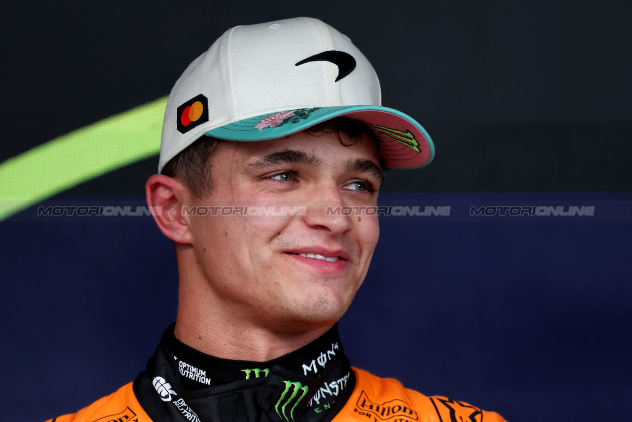 GP BRASILE, Pole sitter Lando Norris (GBR) McLaren in qualifying parc ferme.
08.11.2025. Formula 1 World Championship, Rd 21, Brazilian Grand Prix, Sao Paulo, Brazil, Sprint e Qualifiche Day.
- www.xpbimages.com, EMail: requests@xpbimages.com © Copyright: Charniaux / XPB Images