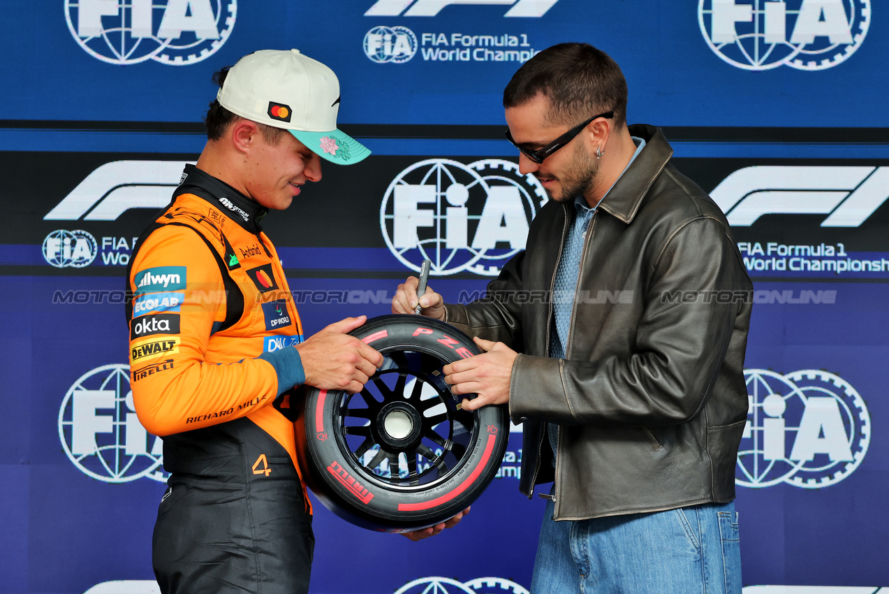 GP BRASILE, (L to R): Lando Norris (GBR) McLaren receives the Pirelli Pole Position Award from Andre Lamoglia (BRA) Actor.

08.11.2025. Formula 1 World Championship, Rd 21, Brazilian Grand Prix, Sao Paulo, Brazil, Sprint e Qualifiche Day.

- www.xpbimages.com, EMail: requests@xpbimages.com © Copyright: Charniaux / XPB Images