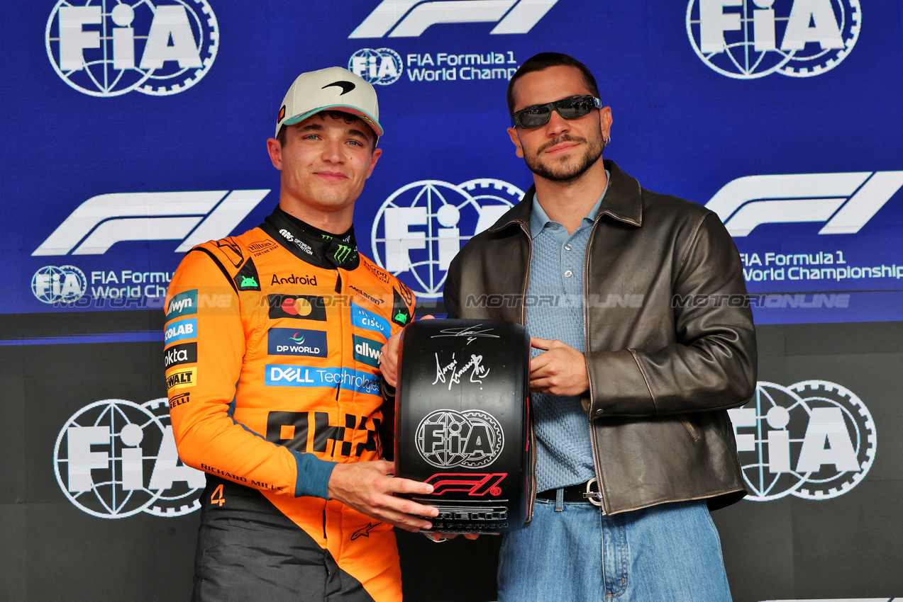 GP BRASILE, (L to R): Lando Norris (GBR) McLaren receives the Pirelli Pole Position Award from Andre Lamoglia (BRA) Actor.

08.11.2025. Formula 1 World Championship, Rd 21, Brazilian Grand Prix, Sao Paulo, Brazil, Sprint e Qualifiche Day.

- www.xpbimages.com, EMail: requests@xpbimages.com © Copyright: Charniaux / XPB Images