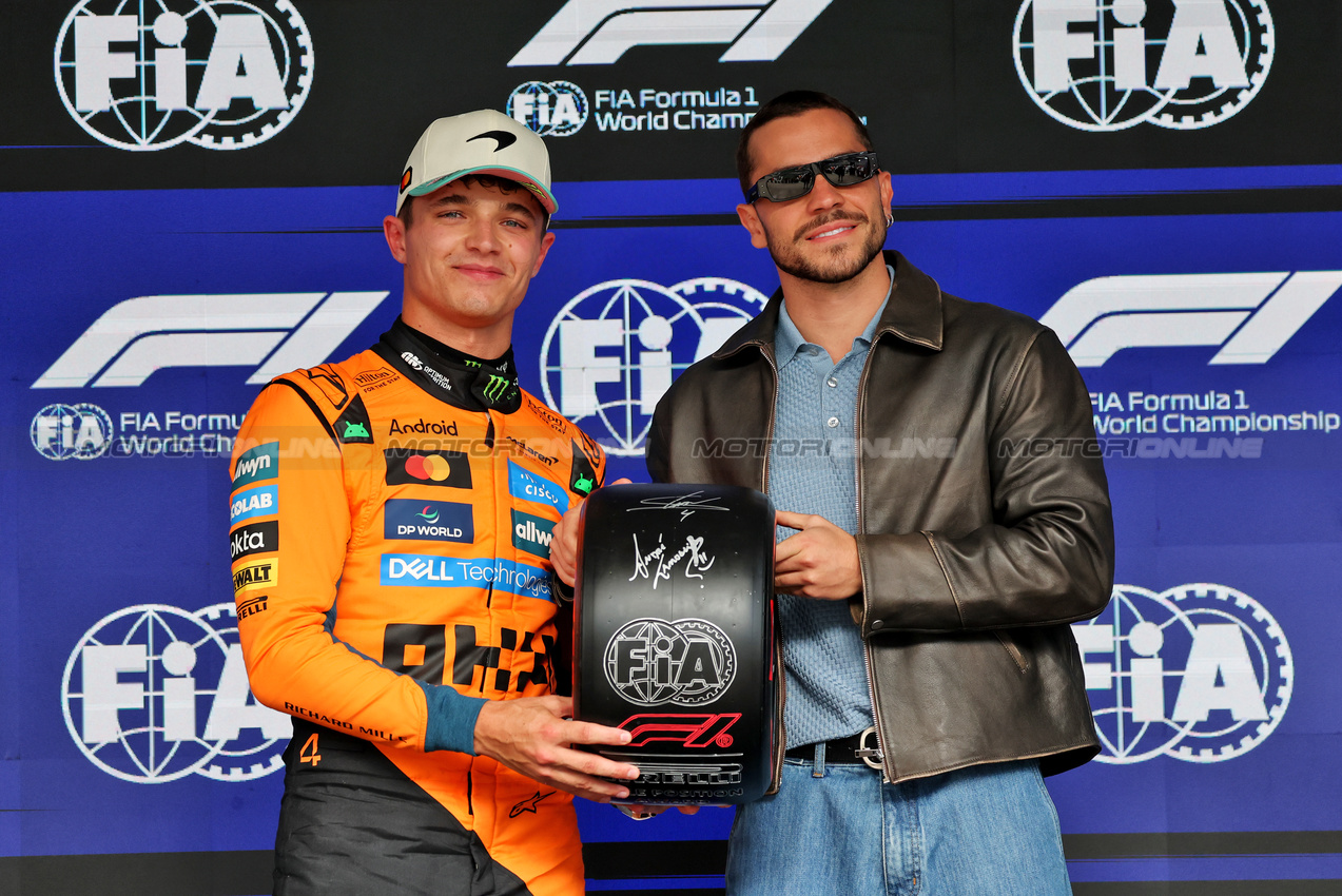 GP BRASILE, (L to R): Lando Norris (GBR) McLaren receives the Pirelli Pole Position Award from Andre Lamoglia (BRA) Actor.

08.11.2025. Formula 1 World Championship, Rd 21, Brazilian Grand Prix, Sao Paulo, Brazil, Sprint e Qualifiche Day.

- www.xpbimages.com, EMail: requests@xpbimages.com © Copyright: Charniaux / XPB Images