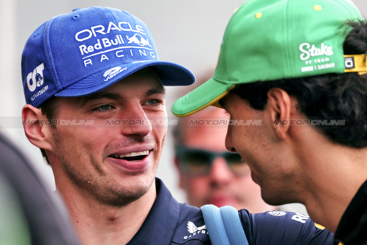 GP BRASILE, (L to R): Max Verstappen (NLD) Red Bull Racing with Gabriel Bortoleto (BRA) Sauber.

08.11.2025. Formula 1 World Championship, Rd 21, Brazilian Grand Prix, Sao Paulo, Brazil, Sprint e Qualifiche Day.

 - www.xpbimages.com, EMail: requests@xpbimages.com © Copyright: Rew / XPB Images