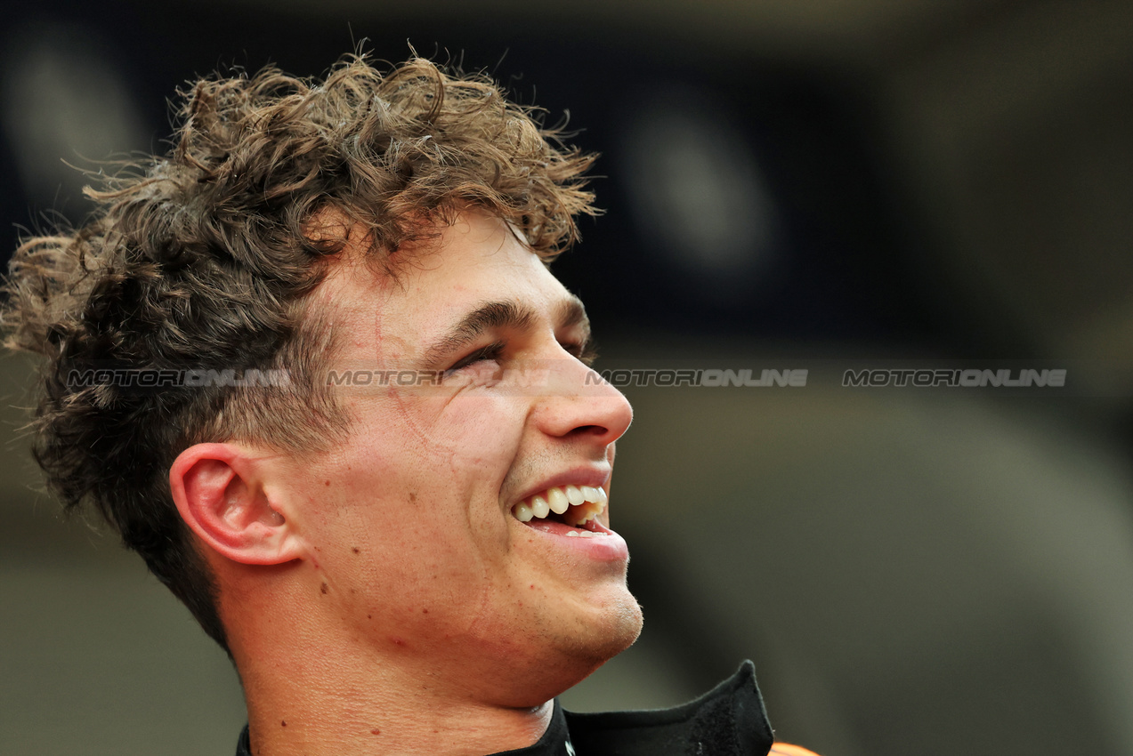 GP BRASILE, Pole sitter Lando Norris (GBR) McLaren in qualifying parc ferme.

08.11.2025. Formula 1 World Championship, Rd 21, Brazilian Grand Prix, Sao Paulo, Brazil, Sprint e Qualifiche Day.

- www.xpbimages.com, EMail: requests@xpbimages.com © Copyright: Charniaux / XPB Images