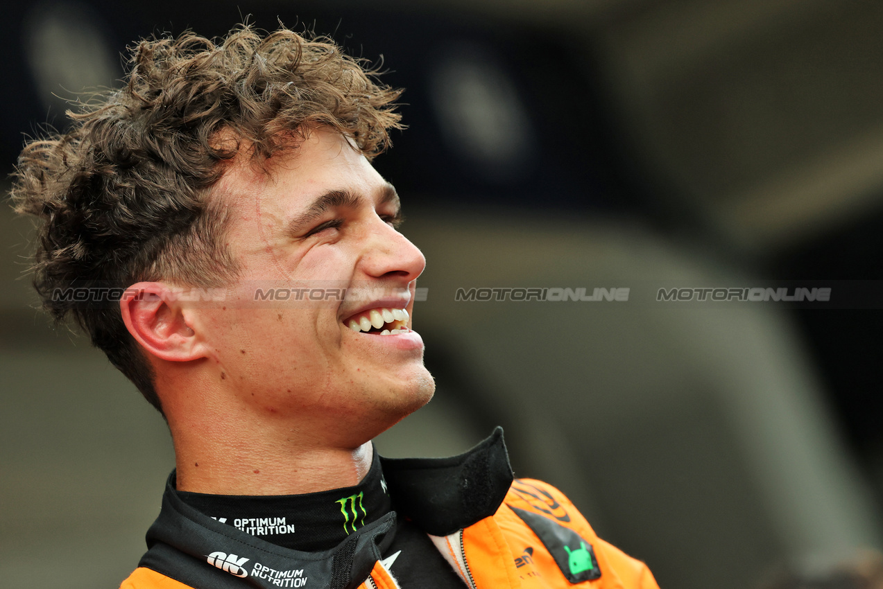 GP BRASILE, Pole sitter Lando Norris (GBR) McLaren in qualifying parc ferme.

08.11.2025. Formula 1 World Championship, Rd 21, Brazilian Grand Prix, Sao Paulo, Brazil, Sprint e Qualifiche Day.

- www.xpbimages.com, EMail: requests@xpbimages.com © Copyright: Charniaux / XPB Images