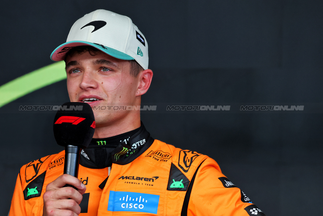 GP BRASILE, Pole sitter Lando Norris (GBR) McLaren in qualifying parc ferme.

08.11.2025. Formula 1 World Championship, Rd 21, Brazilian Grand Prix, Sao Paulo, Brazil, Sprint e Qualifiche Day.

- www.xpbimages.com, EMail: requests@xpbimages.com © Copyright: Charniaux / XPB Images