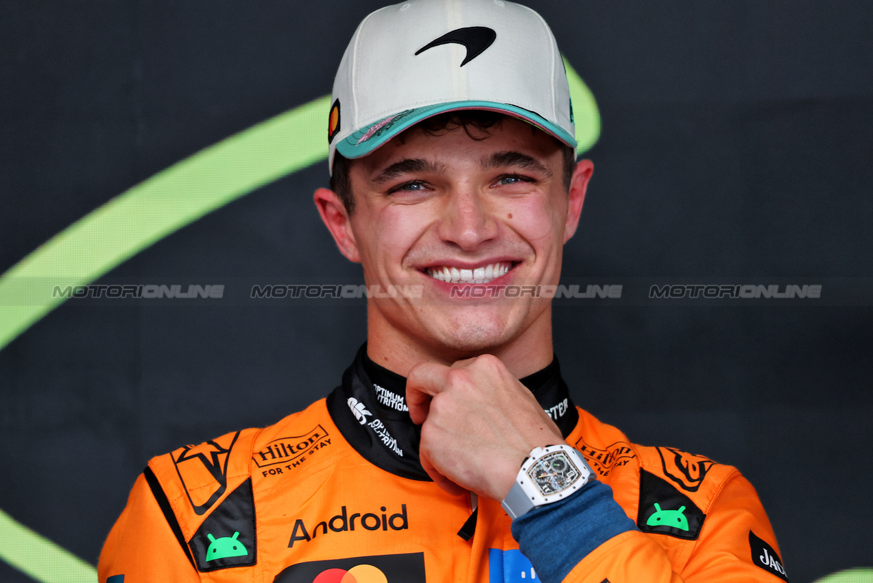 GP BRASILE, Pole sitter Lando Norris (GBR) McLaren in qualifying parc ferme.

08.11.2025. Formula 1 World Championship, Rd 21, Brazilian Grand Prix, Sao Paulo, Brazil, Sprint e Qualifiche Day.

- www.xpbimages.com, EMail: requests@xpbimages.com © Copyright: Charniaux / XPB Images