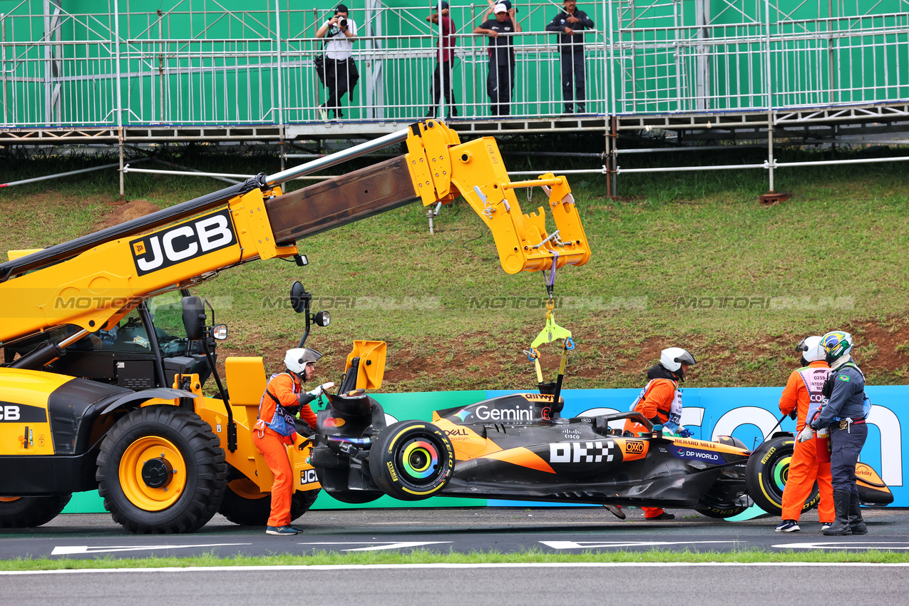 GP BRASILE, The McLaren MCL39 of Oscar Piastri (AUS) McLaren, who crashed out of the race, is removed from the circuit.

08.11.2025. Formula 1 World Championship, Rd 21, Brazilian Grand Prix, Sao Paulo, Brazil, Sprint e Qualifiche Day.

- www.xpbimages.com, EMail: requests@xpbimages.com © Copyright: Batchelor / XPB Images