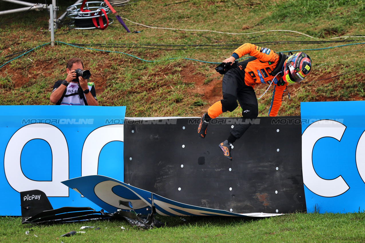 GP BRASILE, Oscar Piastri (AUS) McLaren crashed out of the race.

08.11.2025. Formula 1 World Championship, Rd 21, Brazilian Grand Prix, Sao Paulo, Brazil, Sprint e Qualifiche Day.

- www.xpbimages.com, EMail: requests@xpbimages.com © Copyright: Batchelor / XPB Images