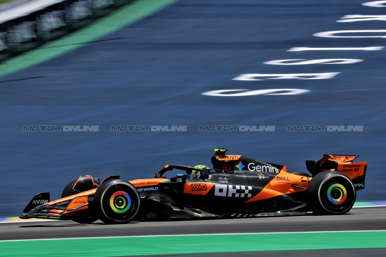 GP BRASILE, Lando Norris (GBR) McLaren MCL39.
07.11.2025. Formula 1 World Championship, Rd 21, Brazilian Grand Prix, Sao Paulo, Brazil, Sprint Qualifiche Day.
- www.xpbimages.com, EMail: requests@xpbimages.com © Copyright: Batchelor / XPB Images